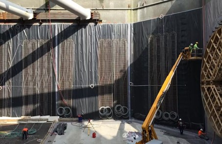 A worker installing heat exchange tubes in the concrete walls during the construction of the Rennes metro (© Aquassys / JF Gobichon
