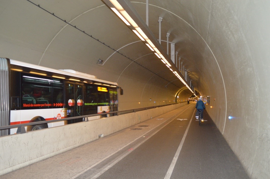 Galerie de sécurité du tunnel de la Croix Rousse, utilisée par les modes doux et les transports en commun