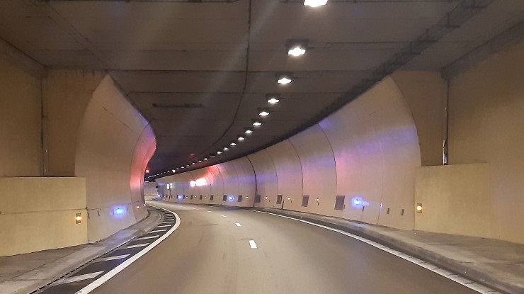 Example of a lateral obstacle in a road tunnel