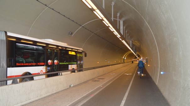 The escape gallery of the Croix Rousse tunnel in Lyon, used by active modes of transport and public transport (©CETU).